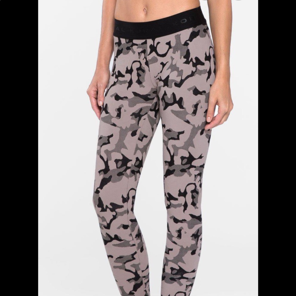Koral camo knockout crop